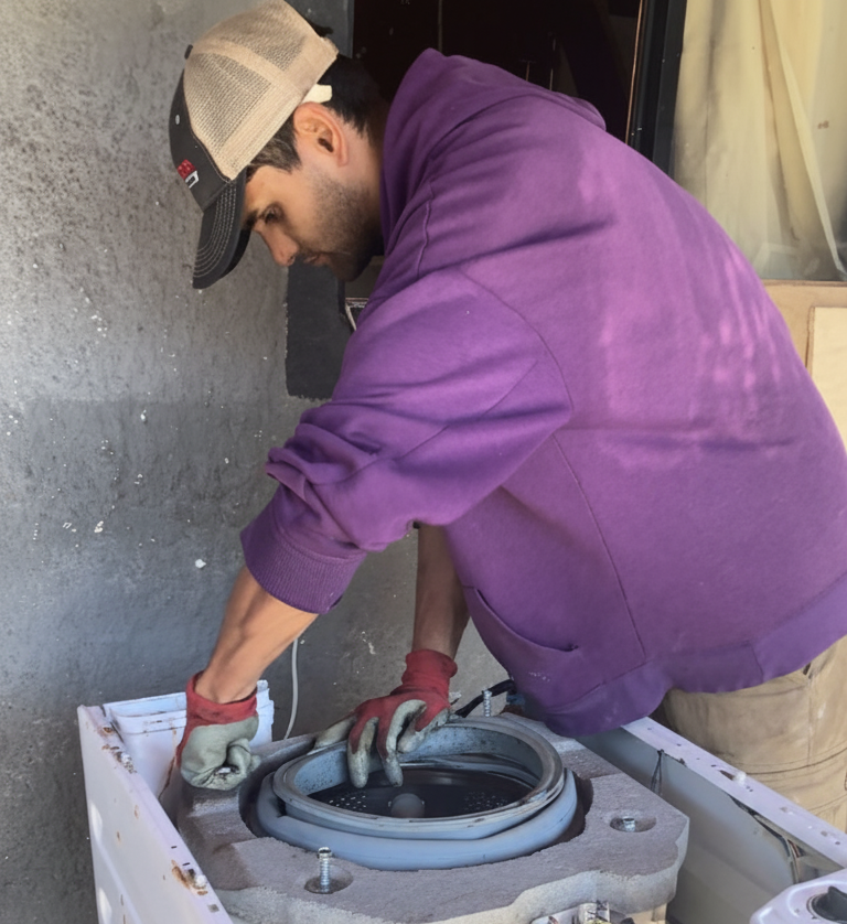 Técnico reparando lavarropas en domicilio en Durazno